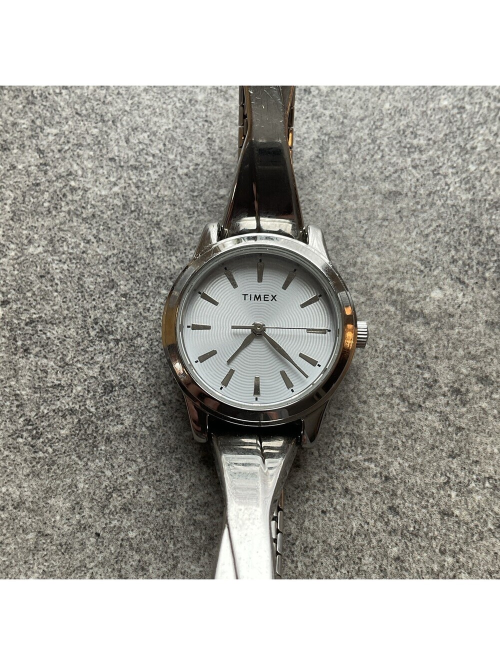Beautiful Timex Womens Watch 25mm Silver Tone Case & Dial W/Expansion Band A5